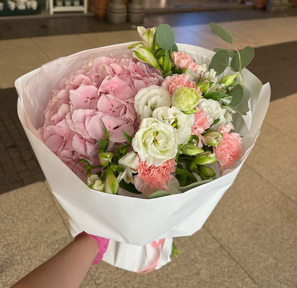 Kwiaciarnia Balloons & Flowers Bar I Kwiaty I Balony z helem Poznań — Florist