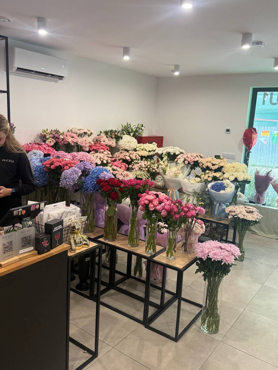 Kwiaciarnia "Poczuj" l Dostawa kwiatów — Florist